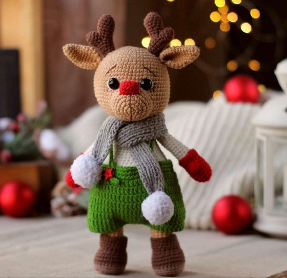 Amigurumi de reno con bufanda gris
